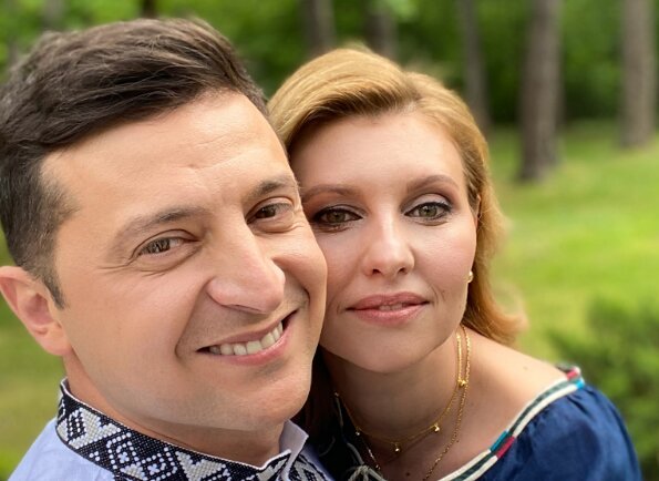 Зеленский в День вышиванки подарил "кусочек" Украины несуществующему "президенту Канады" Зеленский в День вышиванки подарил "кусочек" Украины несуществующему "президенту Канады"