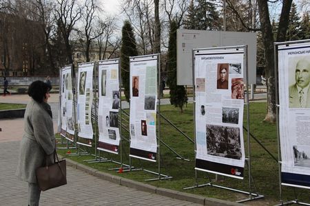 В центре Винницы развернули документальную выставку о узниках нацистских концлагерей В центре Винницы развернули документальную выставку о узниках нацистских концлагерей