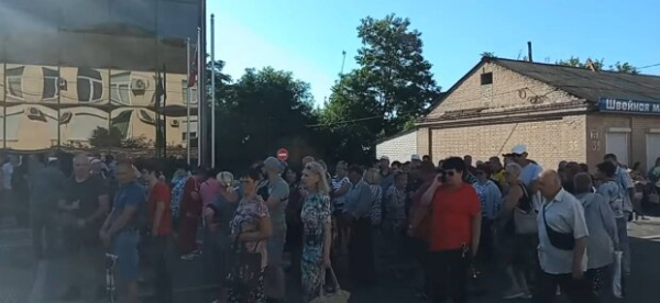 Собирайте вещи уже и уезжайте: кого выдворят из Мелитополя в первую очередь, украинцев предупредили Собирайте вещи уже и уезжайте: кого выдворят из Мелитополя в первую очередь, украинцев предупредили