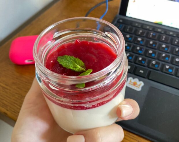 Незачем тратить деньги: рецепт самой вкусной ягодной панакоты, с которым справится и котенок Незачем тратить деньги: рецепт самой вкусной ягодной панакоты, с которым справится и котенок