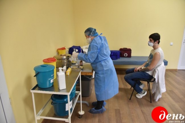 Во Львове от коронавируса вакцинировали уже около 300 медиков