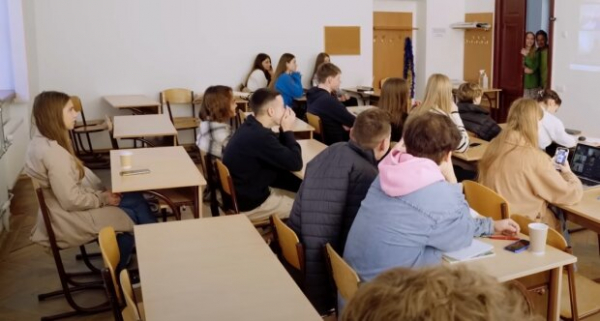 "Если месячные - в лес": преподаватель учил студентов "женской" логике, всячески оскорбляя девушек "Если месячные - в лес": преподаватель учил студентов "женской" логике, всячески оскорбляя девушек