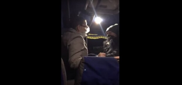 Украинка сделала замечание "голой" пассажирке и спровоцировала драку: тягали друг друга по всему салону Украинка сделала замечание "голой" пассажирке и спровоцировала драку: тягали друг друга по всему салону