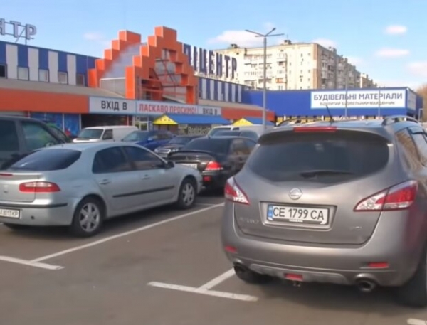 В маске, но без штанов - экстравагантная посетительница Эпицентра поразила украинцев эротическим променадом В маске, но без штанов - экстравагантная посетительница Эпицентра поразила украинцев эротическим променадом