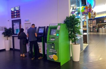 К банкомату с чужим не подходите: ПриватБанк изымает карты и оставляет укринцев без денег К банкомату с чужим не подходите: ПриватБанк изымает карты и оставляет укринцев без денег
