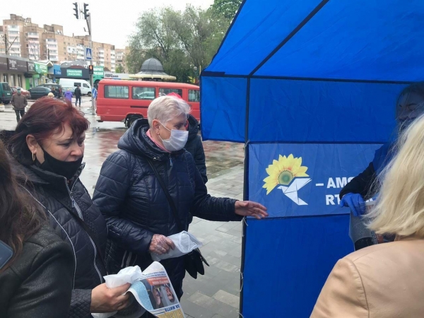 
                    Активисты молодежного крыла ОПЗЖ провели очередную акцию по раздаче масок в Киевской области                 