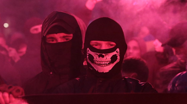 Активисты пригрозили взять штурмом суд после вынесения решения о домашнем аресте для Стерненко Активисты пригрозили взять штурмом суд после вынесения решения о домашнем аресте для Стерненко