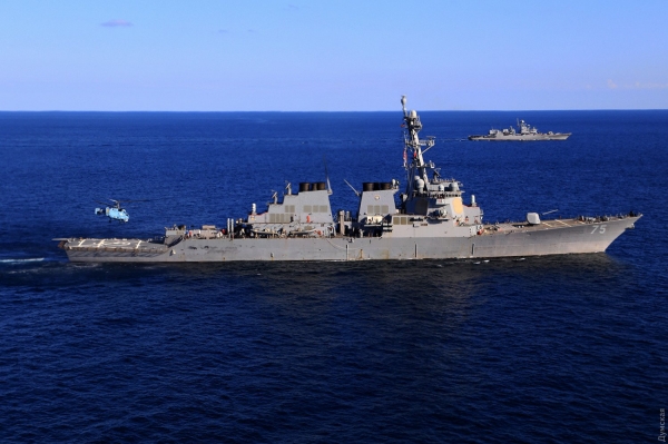 
                    Американский ракетный эсминец вошел в Черное море                