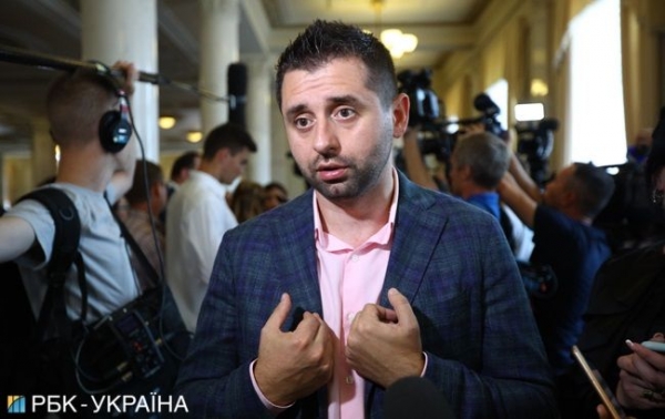 Арахамия обещал отдать свою следующую зарплату пенсионерке-переселенке
Арахамия обещал отдать свою следующую зарплату пенсионерке-переселенке