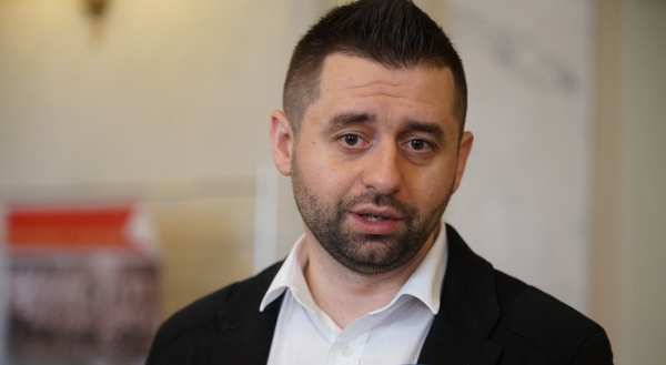 Арахамия: Президент должен распустить Раду, если его действия не найдут понимания во фракции "Слуга народа"
Арахамия: Президент должен распустить Раду, если его действия не найдут понимания во фракции "Слуга народа"