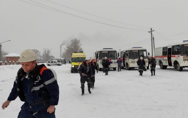 Авария на шахте в РФ: погибли трое спасателей, у шахтеров кончился кислород Авария на шахте в РФ: погибли трое спасателей, у шахтеров кончился кислород