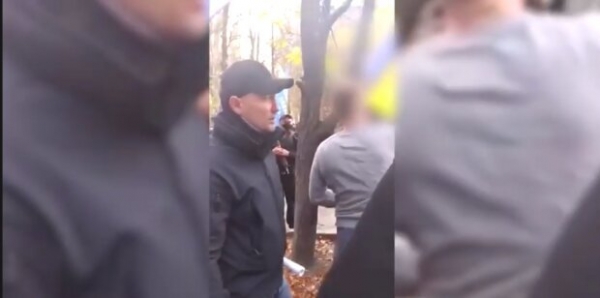Фейковые бойцы "Азова" пришли пикетировать ОПЗЖ и нарвались на настоящих Фейковые бойцы "Азова" пришли пикетировать ОПЗЖ и нарвались на настоящих