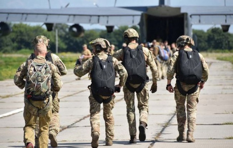Более полусотни украинских спецназовцев десантировались с американского самолета МС-130 Более полусотни украинских спецназовцев десантировались с американского самолета МС-130
