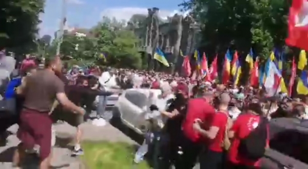 Шашки и газовая атака на партию Шария: в центре Киева потасовки
                                                                                