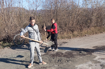 Дорогу Закарпатья ремонтируют школьники – деньги от чиновников так и не дошли Дорогу Закарпатья ремонтируют школьники – деньги от чиновников так и не дошли