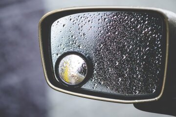 Больше эта проблема не озаботится: как справиться с запотеванием стекла в авто