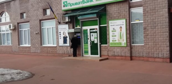 Украинцы жалуются на блокировку в ПриватБанке: в карантин заставили с ребенком бегать за справками Украинцы жалуются на блокировку в ПриватБанке: в карантин заставили с ребенком бегать за справками