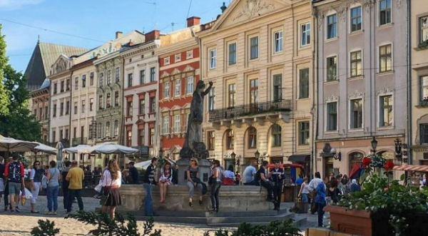 Львовяне возмущены сладкими писюнами в центре города: "Унижают достоинство и честь" Львовяне возмущены сладкими писюнами в центре города: "Унижают достоинство и честь"