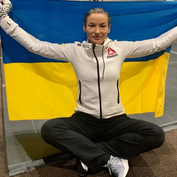 Украинская рекордсменка UFC Марина Мороз надела платье и поразила красотой
Украинская рекордсменка UFC Марина Мороз надела платье и поразила красотой