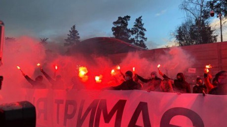Под госдачей президента с файерами требовали свободы для Стерненко и Антоненко Под госдачей президента с файерами требовали свободы для Стерненко и Антоненко