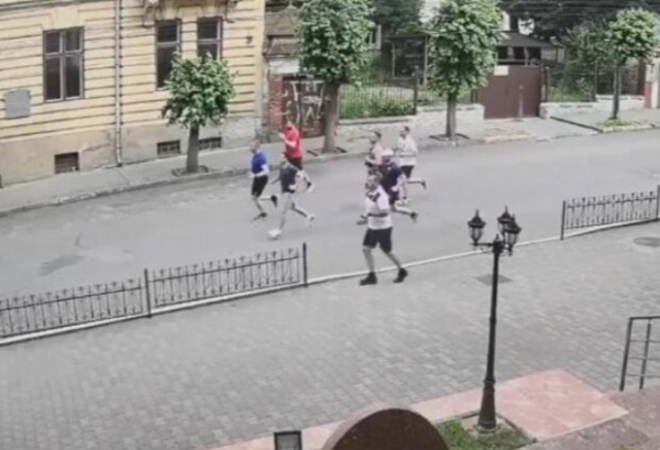 Украинцы увидели утреннюю пробежку Зеленского, теперь требуют оштрафовать президента Украинцы увидели утреннюю пробежку Зеленского, теперь требуют оштрафовать президента