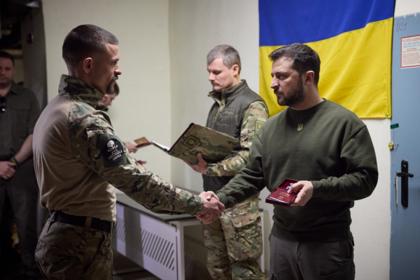 Зеленский прибыл с рабочей поездкой в Херсонскую область: провел совещание и наградил воинов ВСУ
Зеленский прибыл с рабочей поездкой в Херсонскую область: провел совещание и наградил воинов ВСУ