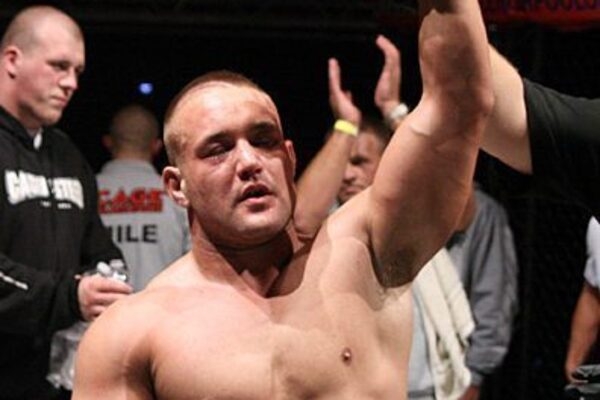Английский боец MMA Эндрю Водсворт зарезал бывшую любовницу на глазах у дочери
Английский боец MMA Эндрю Водсворт зарезал бывшую любовницу на глазах у дочери