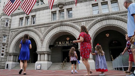 В США суд открыл дело о получении Трампом прибыли из-за границы через его отель В США суд открыл дело о получении Трампом прибыли из-за границы через его отель
