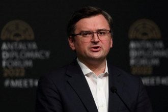 Кулеба резко отреагировал на отправку Россией украденного зерна в Сирию
Кулеба резко отреагировал на отправку Россией украденного зерна в Сирию
