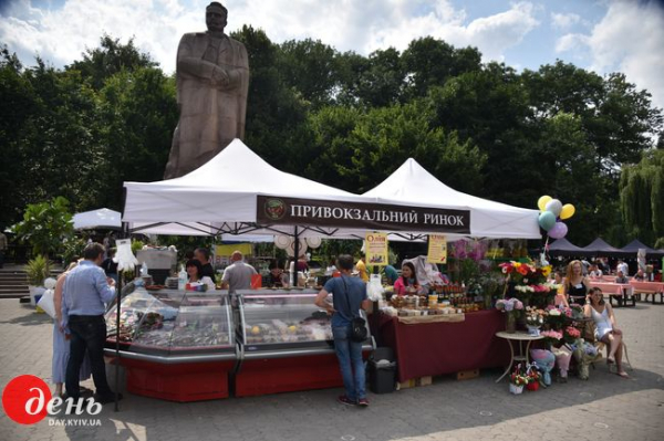 В центре Львова устроили гонки на кроватях В центре Львова устроили гонки на кроватях