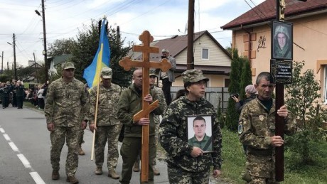 На Прикарпатье сотни людей простились с погибшим в районе ООС военным На Прикарпатье сотни людей простились с погибшим в районе ООС военным