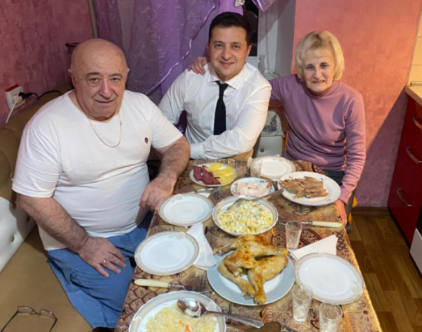 "Сало и не только": Зеленский у родителей кормил американскую журналистку, опубликовано фото
"Сало и не только": Зеленский у родителей кормил американскую журналистку, опубликовано фото