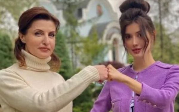 Подчиненная Порошенко шокировала нарядами и "Брабусом" за 2 млн. в Давосе, где просили о финансовой помощи Украине Подчиненная Порошенко шокировала нарядами и "Брабусом" за 2 млн. в Давосе, где просили о финансовой помощи Украине