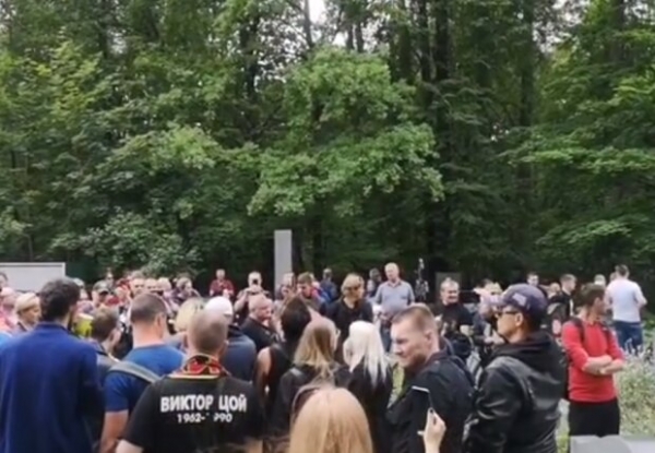 30-я годовщина со дня гибели Виктора Цоя: на могиле устроили концерт, пришел даже отец 30-я годовщина со дня гибели Виктора Цоя: на могиле устроили концерт, пришел даже отец