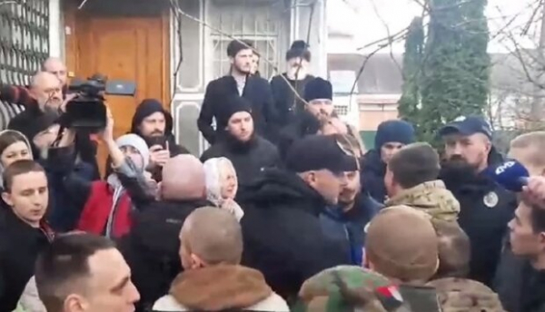 Хмельницкий расшатывает из-за избиения военного в церкви УПЦ МП: возле храма собираются люди и полиция, мэр издал распоряжение Хмельницкий расшатывает из-за избиения военного в церкви УПЦ МП: возле храма собираются люди и полиция, мэр издал распоряжение
