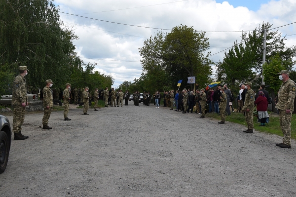 В Павлограде простились с убитым на Донбассе воином ВСУ. Фото 18+
В Павлограде простились с убитым на Донбассе воином ВСУ. Фото 18+