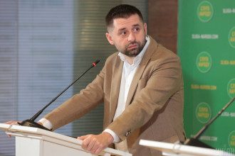 В Слуге народа сказали, будут ли просить Зеленского снова идти в президенты
В Слуге народа сказали, будут ли просить Зеленского снова идти в президенты
