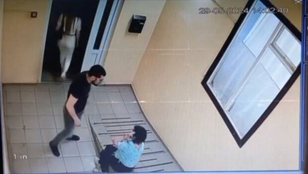 "У твоих детей не будет мамы": сын соратника Медведчука Бузинарский под Киевом избил пожилую женщину "У твоих детей не будет мамы": сын соратника Медведчука Бузинарский под Киевом избил пожилую женщину