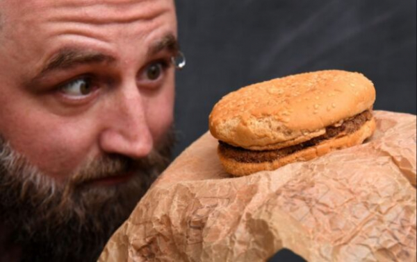 Аномальная вкуснятина: последний чизбургер McDonald's в Исландии прекрасно сохранился спустя 13 лет Аномальная вкуснятина: последний чизбургер McDonald's в Исландии прекрасно сохранился спустя 13 лет