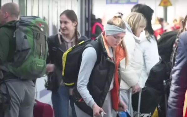 Не только мужчины: почему женщинам могут запретить выезд из Украины
