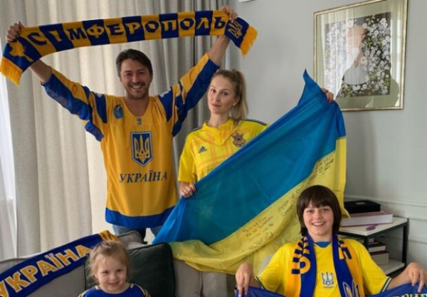Сергей Притула с двумя красавицами произвел фурор: третья "фотографирует" в подгузнике Сергей Притула с двумя красавицами произвел фурор: третья "фотографирует" в подгузнике