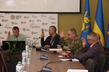 Генерал Павел Ткачук, укравший миллионы из бюджета, продолжает участвовать в антикоррупционных заседаниях Генерал Павел Ткачук, укравший миллионы из бюджета, продолжает участвовать в антикоррупционных заседаниях