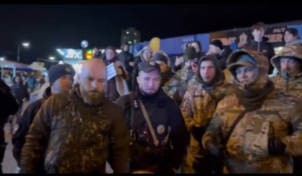 Ряженые в форме под прикрытием титушек: ветеран показал мафию, которая обманывает киевлян на улицах города Ряженые в форме под прикрытием титушек: ветеран показал мафию, которая обманывает киевлян на улицах города