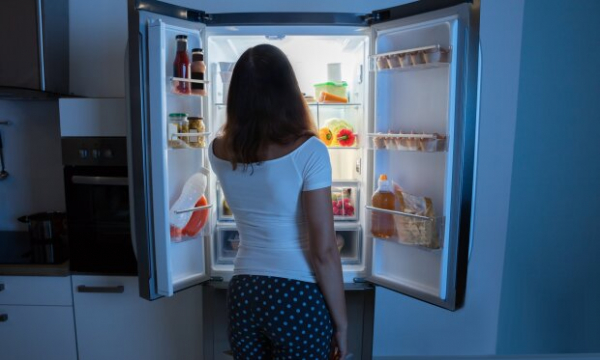 Если вдруг напал "ночной жор": какие продукты можно съесть перед сном без боязни набрать лишние кило Если вдруг напал "ночной жор": какие продукты можно съесть перед сном без боязни набрать лишние кило
