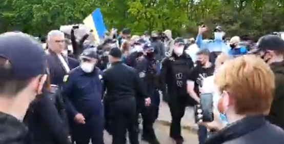 Скандальный нардеп от "Слуги народа" засветился на автопробеге Шария в Одессе: его назвали "бородатой куклой"
Скандальный нардеп от "Слуги народа" засветился на автопробеге Шария в Одессе: его назвали "бородатой куклой"