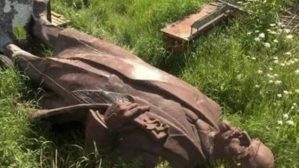 В Новгороде-Северском пустят с молотка декоммунизированный памятник Ленину: больше четырех тонн чистой бронзы В Новгороде-Северском пустят с молотка декоммунизированный памятник Ленину: больше четырех тонн чистой бронзы