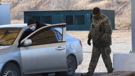 Оккупанты пропускают граждан через линию разграничения лишь в двух КПВВ Оккупанты пропускают граждан через линию разграничения лишь в двух КПВВ