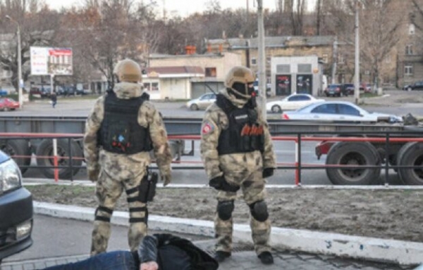 Срывал номерные знаки, толкался и прыгал на капоте: патрульные поймали "человека-паука" Срывал номерные знаки, толкался и прыгал на капоте: патрульные поймали "человека-паука"