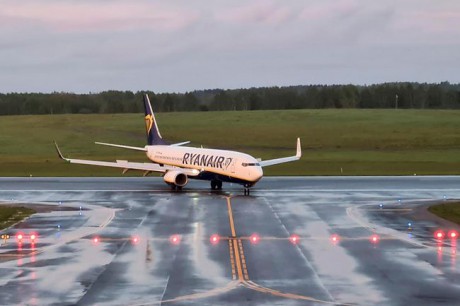 Самолет Ryanair, вынужденно севший в Минске, приземлился в Вильнюсе Самолет Ryanair, вынужденно севший в Минске, приземлился в Вильнюсе