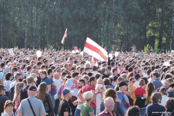 Десятки тысяч белорусов вышли на митинг в поддержку главного конкурента Лукашенко
Десятки тысяч белорусов вышли на митинг в поддержку главного конкурента Лукашенко